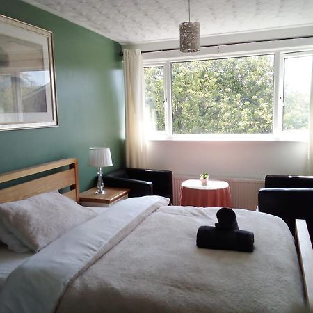 1 Luxurious Double Bedroom With Private Shower Reading Exterior photo