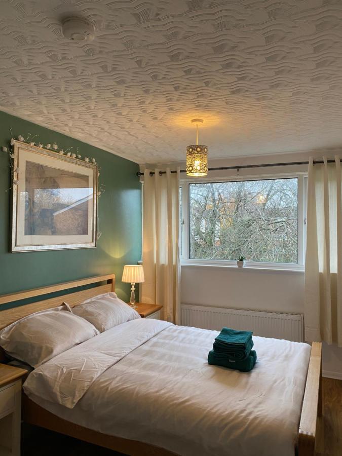 1 Luxurious Double Bedroom With Private Shower Reading Exterior photo